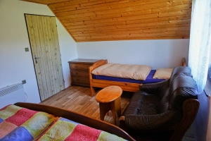 ložnice s dvojlůžkem a lůžkem v podkroví