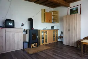 ložnice se 3 lůžky, krbovými kamny, kuchyňskou linkou a TV