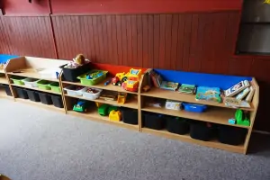 hračky pro děti ve společenské místnosti