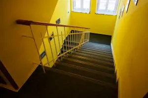 z chodby vede schodiště do prvního patra