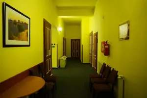 chodba v prvním patře, ze které se vstupuje do jednotlivých pokojů