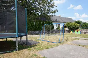 trampolína a plocha pro míčové hry (branky) na zahradě