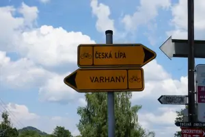 přes Manušice vede cyklotrasa Varhany, která spojuje Českou Lípu a Prácheň (obec, kde se nachází Panská skála)