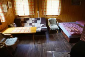 ložnice se 3 lůžky, gaučem, kamny a TV