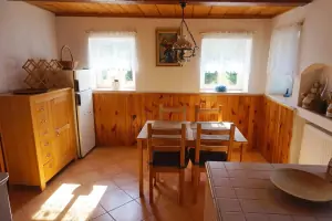 stůl a 4 židle v kuchyni