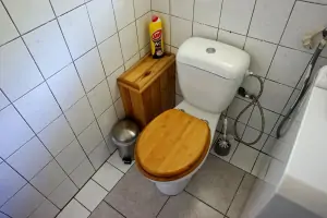 WC v koupelně v přízemí (od samostné koupelny je odděleno dveřmi)
