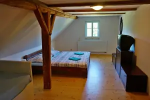 ložnice s dvojlůžkem a lůžkem v podkroví (bez TV)