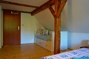 ložnice s dvojlůžkem a lůžkem v podkroví (bez TV)