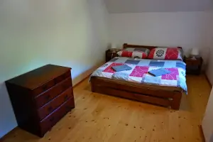 ložnice s dvojlůžkem a dětskou postýlkou