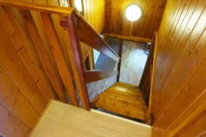 z verandy vedou příkřejší schody do podkroví