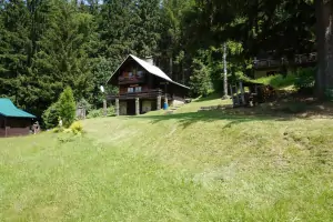 chata Dědov leží na kouzelném místě u lesa v blízkosti pouze 3 dalších chat