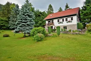 chata Liberec - Kateřinky leží v oplocené zahradě