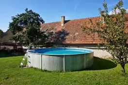 nadzemní bazén (průměr 5,5 m)
