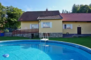 nadzemní bazén (průměr 5,5 m)