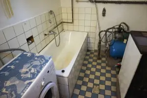koupelna s vanou, umyvadlem a pračkou