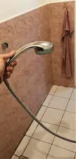 ruzční sprcha v koupelně
