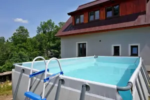 nadzemní bazén za chalupou