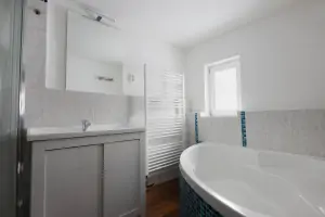 koupelna se sprchovým koutem, rohovou vanou, umyvadlem a a pračkou