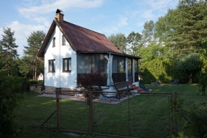 chata Hrachoviště leží v oplocené zahradě