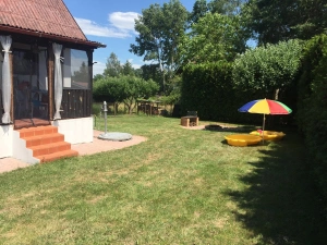 u chaty Hrachoviště - k dispozici je dětské pískoviště a mini dětské branky