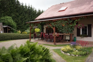 zastřešená terasa s venkovním posezením