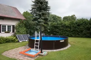 nadzemní bazén (průměr 5,5  m, hloubka 1,4 m) na zahradě
