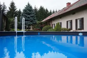 u chlaupy Lichkov je k dispozici bazén (průměr 5,5, n, hloubka 1,4 m)