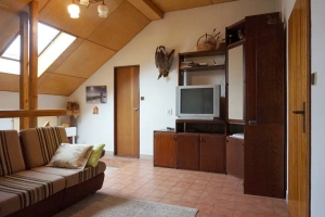 otevřená místnost s gaučem a TV v podkroví