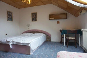 ložnice se 3 lůžky v podkroví