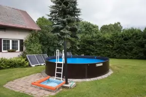 bazén na zahradě (průměr 5,5 m, hloubka 1,4 m)