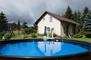 na zahradě chaty Lichkov je k dispozici nadzemní bazén (průměr 5,5 m, hloubka 1,4 m)