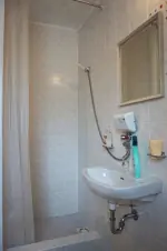 sprchový kout v koupelně v přízemí