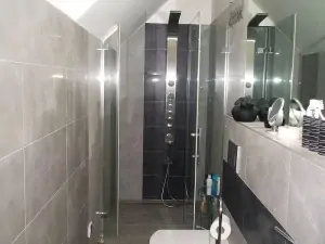 koupelna se sprchovým koutem, 2 umyvadly, WC a pračkou