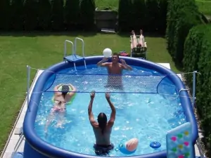 v létě je bazén ideálním osvěžením