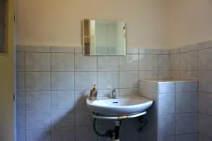 levá část: koupelna se sprchovým koutem, WC a umyvadlem