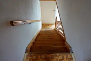 levá část: schodiště do podkroví