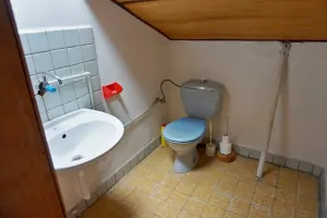 pravá část: samostatné WC v podkroví