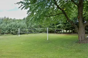 travnatá plocha pro míčové hry (branky a síť k dispozici)