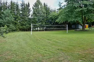 travnatá plocha pro míčové hry (branky a síť k dispozici)