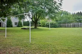 travnatá plocha pro míčové hry (branky a síť k dispozici)