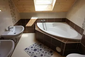koupelna s vanou, WC a 2 umyvadly v podkroví