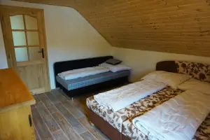 ložnice s dvojlůžkem a přistýlkou v podkroví