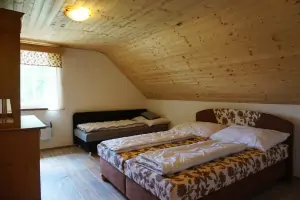 ložnice s dvojlůžkem a přistýlkou v podkroví