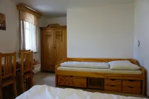 ložnice s dvojlůžkem a přistýlkou v přízemí