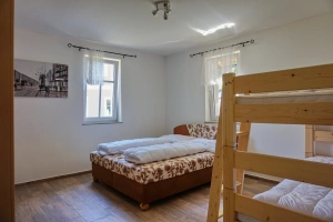 ložnice s dvojlůžkem a patrovou postelí