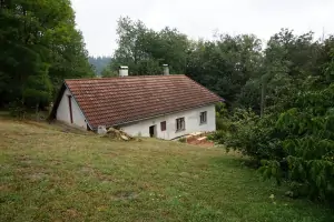 chalupa Žítková se nachází na malebné samotě nedaleko lesa (2018)