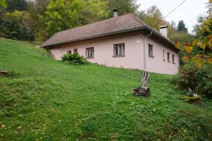chalupa Žítková se nachází na malebné samotě nedaleko lesa (2019)