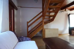 zahradní chata - schody do podkrovní ložnice