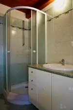 zahradní chata - koupelna se sprchovým koutem, umyvadlem a WC