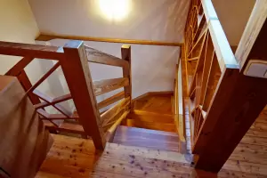 zahradní chata - schody do podkrovní ložnice